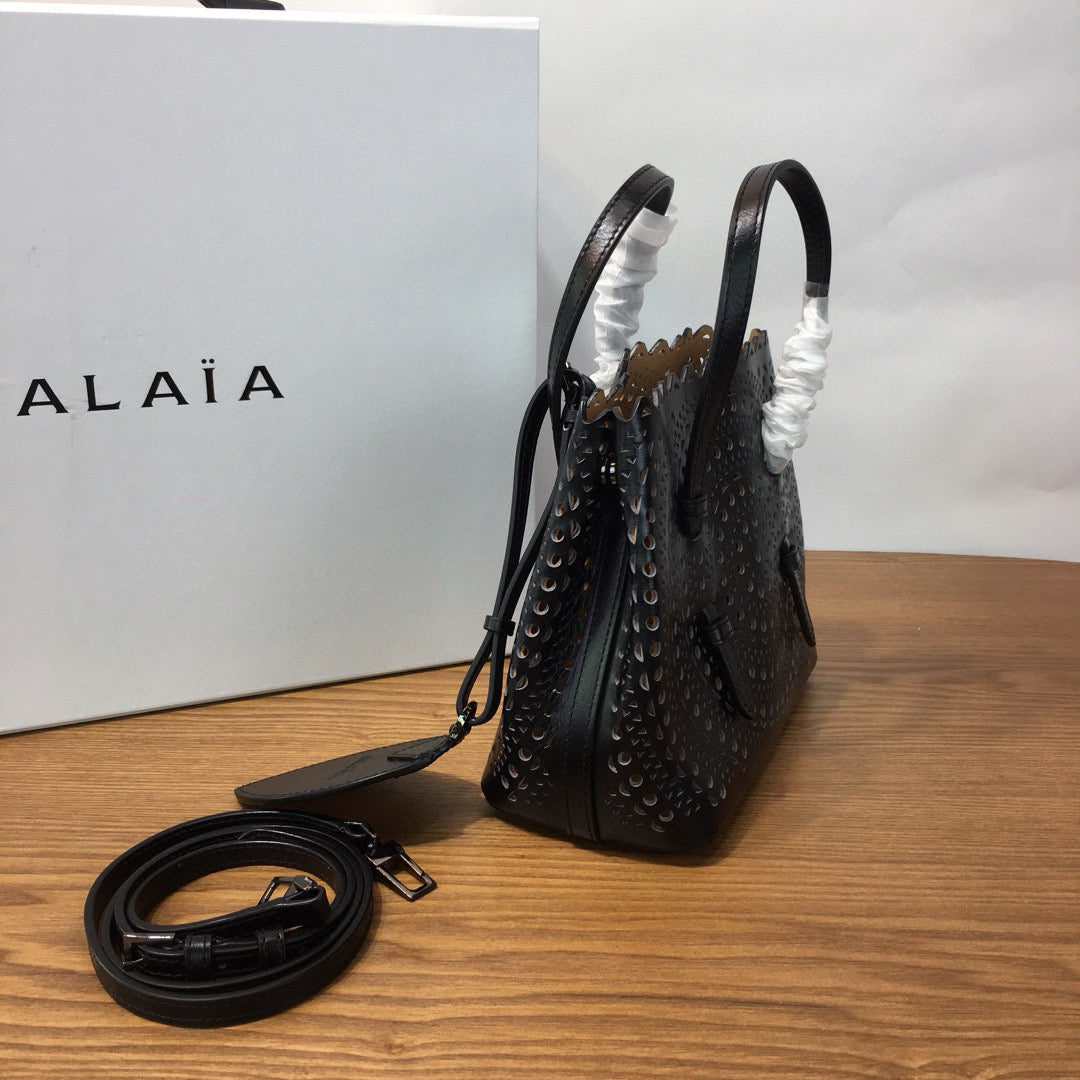 Mina 16 Vienne Wave leather tote bag in black - Alaia | Mytheresa