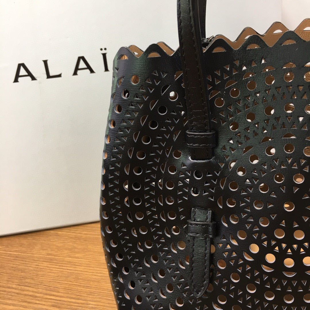 Alaïa | Mina 16 vienne vague black tote bag | Savannahs